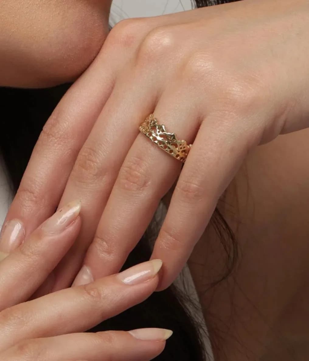 Anel Feminino Formato de Coroa com Detalhes Vazados em Ouro