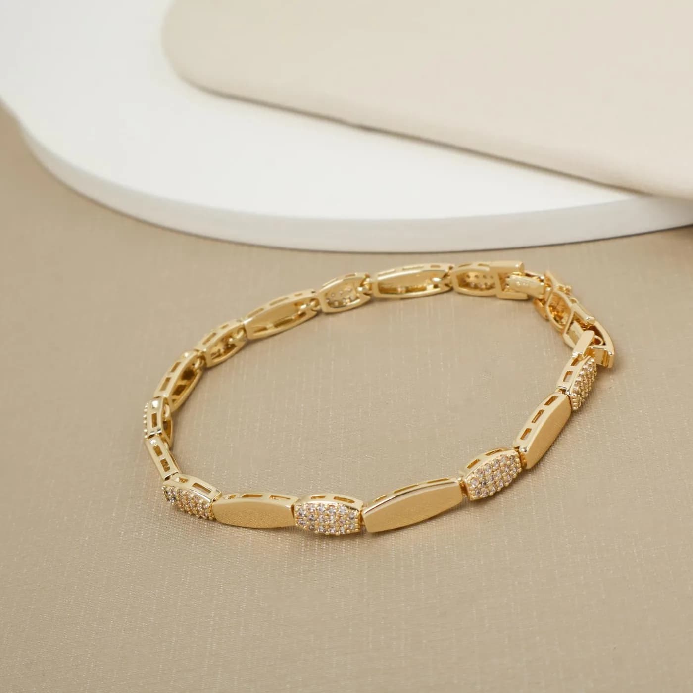 Pulseira Feminina Com Elos Retangulares E Zircônias